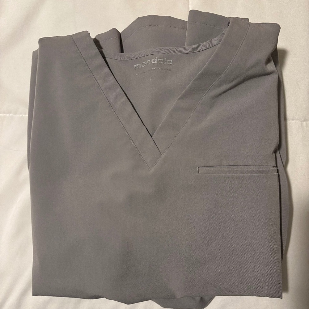 Mondala Women's V-Neck Scrub Top in Light Gray